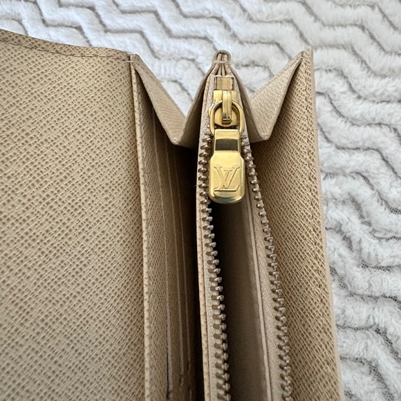 Louis Vuitton Damier Azur Sarah Wallet – Authentic, Excellent Condition, CA4088 - Picture 10 of 11